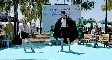 Kuşadası'nın plajlarında Mavi Bayraklar dalgalanmaya başladı