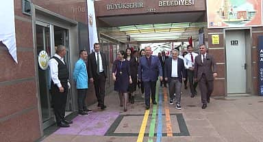 Mansur Yavaş, Gökkuşağı Yabancı Dil Eğitim Merkezi Sertifika Töreninde gençlerle buluştu