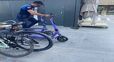 Marmaris zabıtası uygunsuz park edilen skuterleri topladı