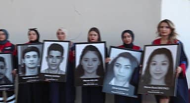 Mehmet Akif Ersoy Üniversitesi mezuniyet töreninde, depremde hayatını kaybeden öğrenciler unutulmadı