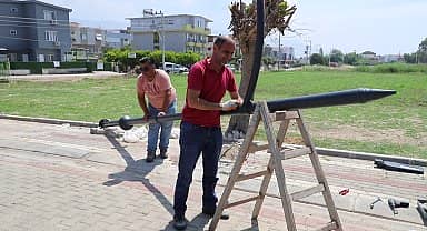 Menderes Belediyesi sahil bölgesine yeni aydınlatma direkleri yerleştirdi