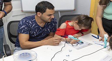 Mersin Büyükşehir Belediyesi'nin Tarsus Kadın ve Çocuk Bilim, Teknoloji Atölyesi'nde 'Babalar Günü' etkinliği