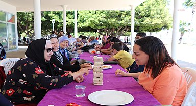 Mersin Büyükşehir Belediyesi, yaş almış vatandaşları '80'ler Etkinliği'nde buluşturdu