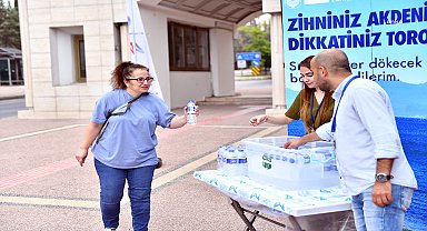 Mersin Büyükşehir, YKS'ye giren öğrencilere ve ailelerine su ikramında bulundu