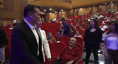 Mersin Yenişehir Belediye Başkanı Özyiğit, depremzede öğrenciler için sahneye çıktı