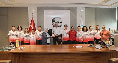 Mezitli Kadın Futbol Takımı'ndan Başkan Tarhan'a ziyaret