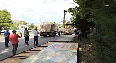 Mudanya Belediye Başkanı Türkyılmaz: "Bursa Büyükşehir Belediyesi sorumluluğunda olan işlerle ilgilenmesi gerekirken afişleri söküyor"