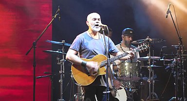 Muratpaşa'da öğrenciler, Yüksek Sadakat konseriyle stres attı