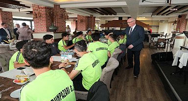 Odunpazarı Belediye Başkanı Kurt, Odunpazarıspor'un şampiyonlarıyla buluştu