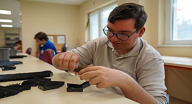 Tepebaşı Belediyesi'nin Engelliler Montaj Atölyeleri'nde özel bireyler iş gücüne katılıyor 