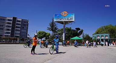 Tepebaşı'nda 'Kadınlarla Pedallıyoruz Bisiklet Okulu'nun eğitici eğitimleri tamamlandı