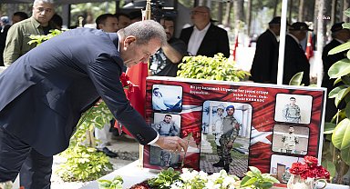 Vahap Seçer, Kurban Bayramı arifesinde şehitliği ziyaret etti 