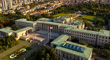 Yeni milletvekilleri yemin ederek göreve başladı. 10 buçuk saat süren törene milletvekili seçilen bakanlar katılmadı