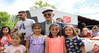 Yılmaz Büyükerşen'den çocuklara: "Bu şehir de bu dünya da sizlerle güzel"