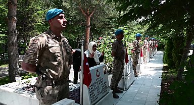 Yozgat şehitliğinde hüzünlü bayramlaşma