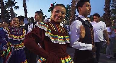 100 ülkenin katıldığı İstanbul Büyükçekmece Kültür ve Sanat Festivali'nin görüntüleri Rio Karnavalını aratmadı