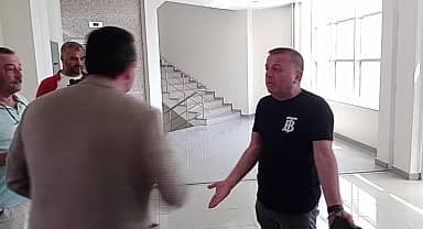 Akçakoca Belediye Meclisi'nde, MHP'li Belediye Başkanı ile AKP İlçe Başkanı arasında "borçlanma yetkisi" tartışması