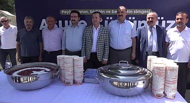 Aksaray'da aşure günü nedeniyle vatandaşlara aşure dağıtıldı