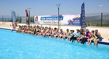 Aydın Büyükşehir Belediyesi'nden Karacasulu çocuklara karne hediyesi