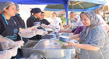 Aydın Büyükşehir Belediyesi, vatandaşlara aşure ikram ediyor 
