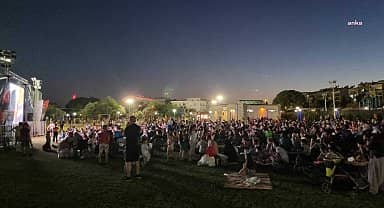 Aydın Büyükşehir'in düzenlediği açık hava sinemalarına vatandaşlardan yoğun ilgi