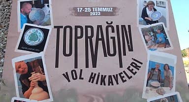 Balıkesir Burhaniye'de 'Toprağın Yol Hikayeleri' çini sergisi açıldı