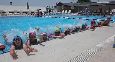 Bayraklı Belediyesi'nin yüzme kursuna yoğun ilgi