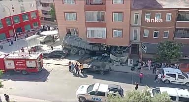 Bilecik'te freni patlayan kamyon, üç otomobilin ardından apartmana çarptıktan sonra durdu. 3 kişi yaralı