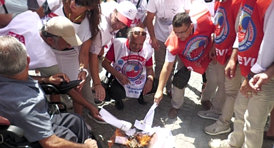 Birleşik Kamu İş Konfederasyonu üyeleri İzmir'de maaş zamlarını bordrolarını yakarak protesto etti