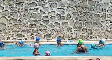 Bodrumlu minikler, yaz okulunda yüzme öğreniyorlar