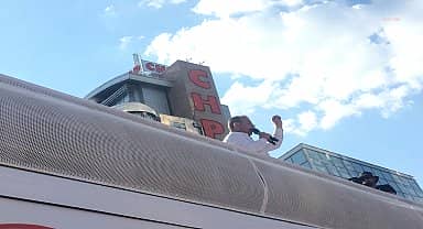 Bolu Belediye Başkanı Tanju Özcan, CHP Genel Merkezi önünde: "Değişim en tepeden başlamalı"
