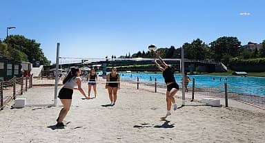 Bozkırın ortasındaki plajda voleybol keyfi