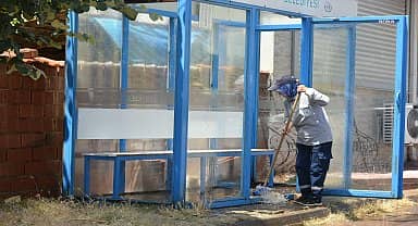 Bozüyük Belediyesi, duraklarda temizlik çalışmalarına devam ediyor