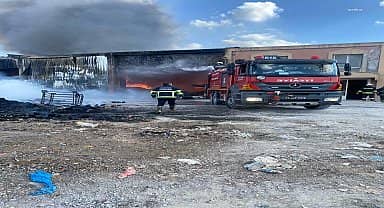 Bozüyük Belediyesi itfaiyesi, palet fabrikasında başlayan yangını söndürme çalışmalarına katıldı