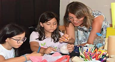 Bozüyüklü çocuklar atık malzemelerden kostüm dikmeyi öğreniyor