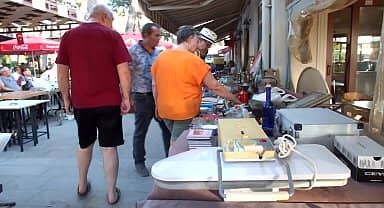 Burhaniye Şehit Turhan Bakraktar Parkı'nda düzenlenen mezat, antika severleri buluşturuyor