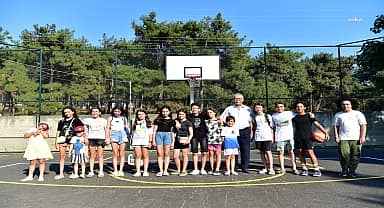 Çanakkale Belediye Başkanı Gökhan, Güzelyalı'da çocuklarla buluştu