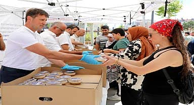 Çerkezköy Belediyesi aşure dağıttı