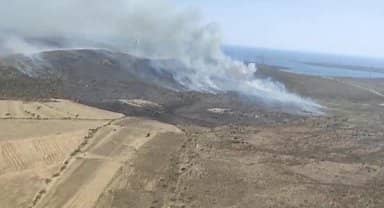 Çeşme'de otluk alanda çıkan yangını söndürme çalışmaları sürüyor