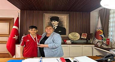 Ceyhan Belediye Başkanı Erdem, şampiyon güreşçi Yiğit Hamza Egemen'i kutladı 