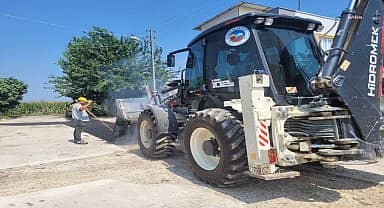 Ceyhan'da yol çalışmaları devam ediyor