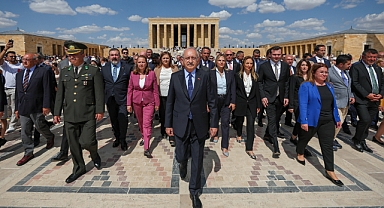 CHP lideri Kılıçdaroğlu, Lozan Barış Antlaşması’nın 100. Yılında, parti yönetimi ile Anıtkabir’i ziyaret etti