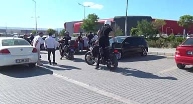 Çorum'da hastane bahçesinde iki aile arasında tartışma çıktı, sağlık çalışanı bacağından bıçaklandı