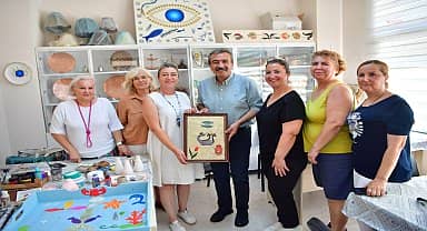 Çukurova Belediye Başkanı Çetin, seramik ve cam altı boyamadaki hünerlerini sergiledi