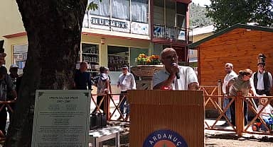 Cumhuriyet döneminin aydınlarından Aşık Efkarı'nın heykeli memleketi Ardanuç'ta törenle açıldı