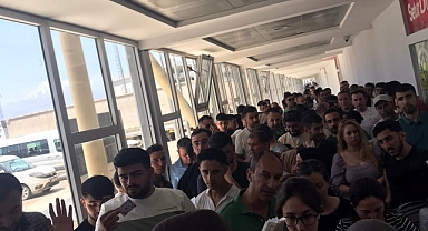 Dilucu Sınır Kapısı'nda telefon kayıt kuyruğu oluştu