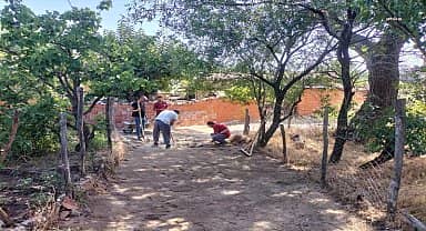 Edremit Belediyesi'nden kırsal mahalle sokaklarında parke taş döşeme çalışması