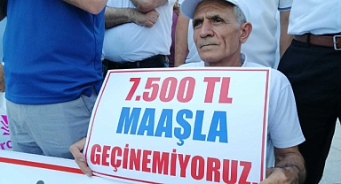 Emekliler, emekli maaşına yapılan zammı protesto etmek için oturma eylemine başladı
