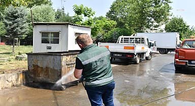 Esenyurt Belediyesi, ilaçlama ve yıkama çalışmalarını sürdürüyor