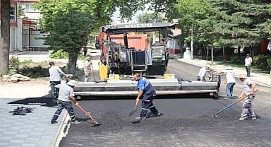 Eskişehir Büyükşehir'den mahallelerde sıcak asfalt çalışması